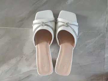 비쥬 장식 화이트 슬라이드 샌들