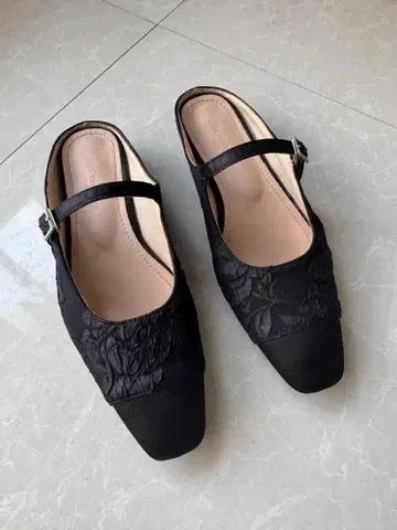 블랙 엠보싱 꽃 무늬 컴포트 샌들