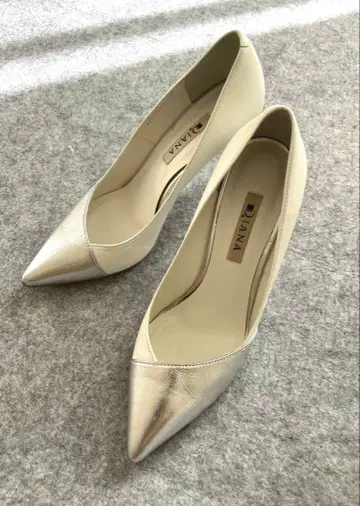 다이애나 펌프스 화이트 실버