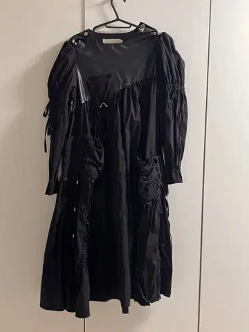 블랙 프릴 캐주얼 드레스