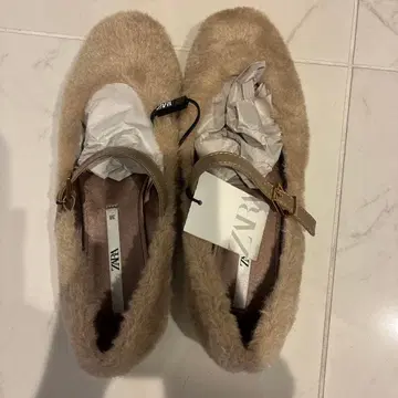 ZARA 베이지 퍼 플랫슈즈 38