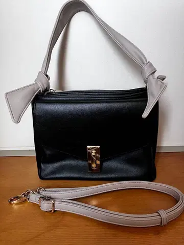 리본 포함 블랙 숄더백