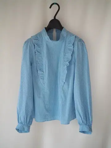 캐릭터 오쿠르스 스탠드 카라 프릴 스트라이프 긴팔 블라우스