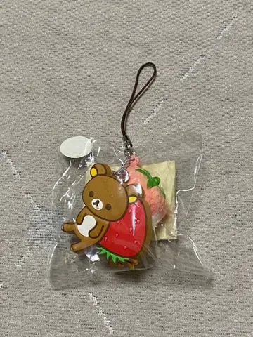 리락쿠마 스퀴즈 스트랩 마스코트 딸기