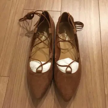 오데트 에 오딜 레이스업 플랫 펌프스 카멜