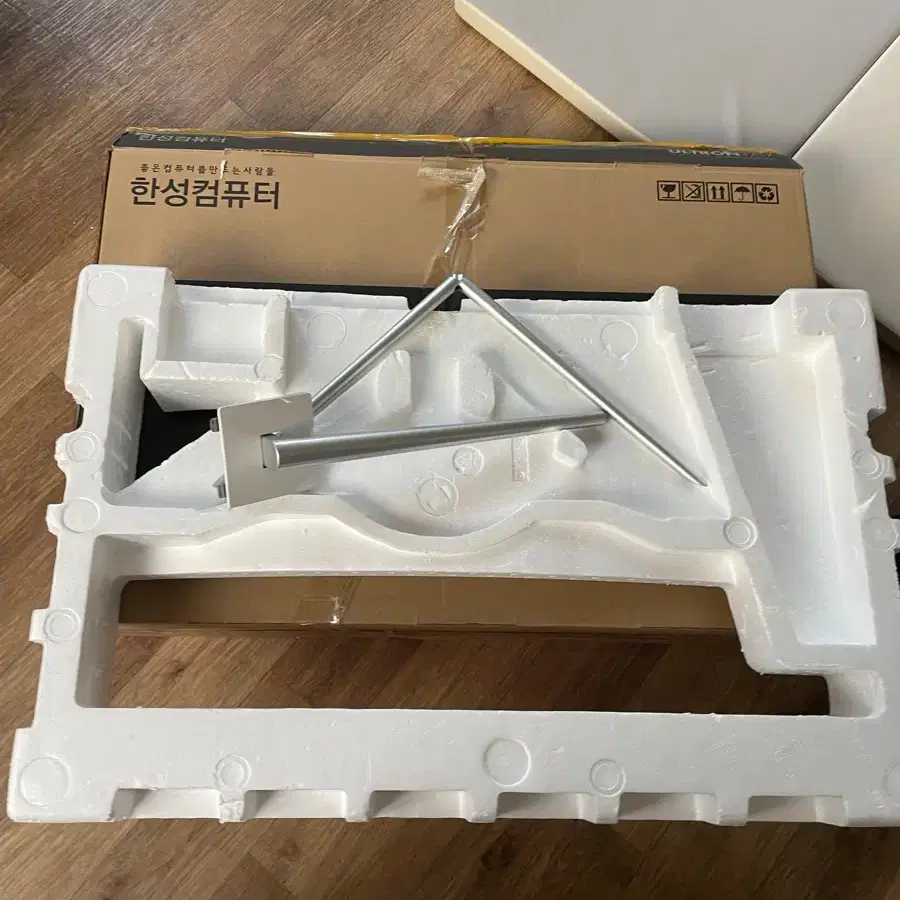 한성 ULTRON 3257 32인치 커브드 게이밍 모니터