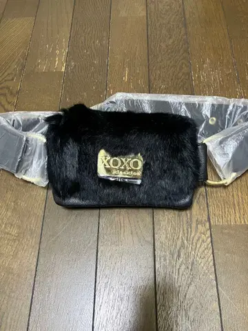 XOXO-kiss kiss 퍼 바디백 웨스트 파우치 (블랙)