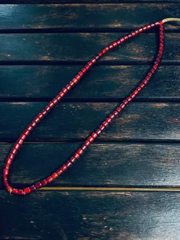 진홍색 세미 클리어 앤티크 비즈 화이트 하트