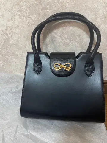 하나에모리 리본 모티브 블랙 핸드백