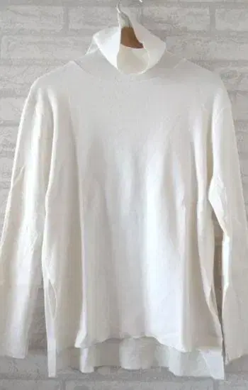 화이트 터틀넥 스웨터 L 사이즈