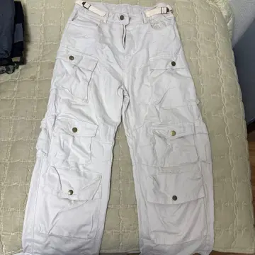화이트 카고 팬츠