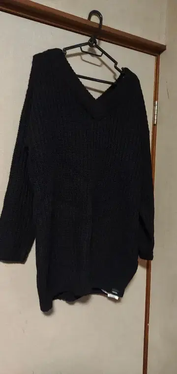 DaTuRa 블랙 V넥 니트