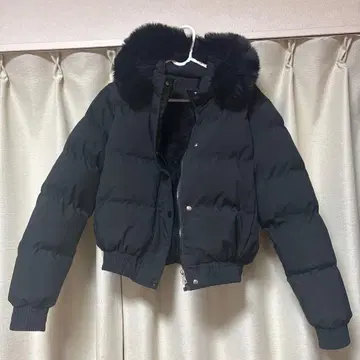 퍼 달린 블랙 다운 자켓