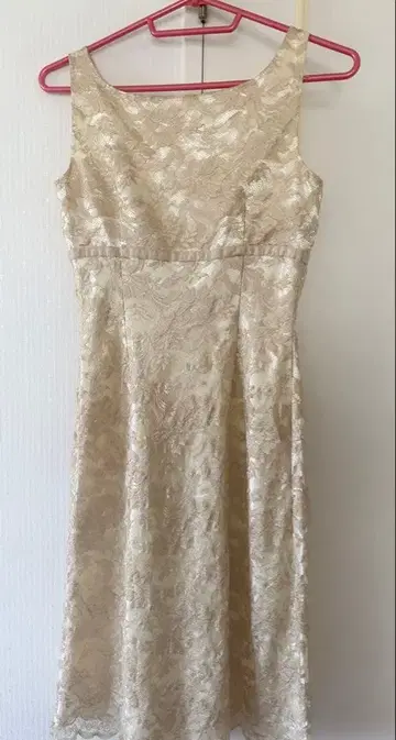 베이지 슬리브리스 무릎 기장 원피스