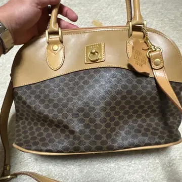 브라운 베이지 도트 패턴 핸드백