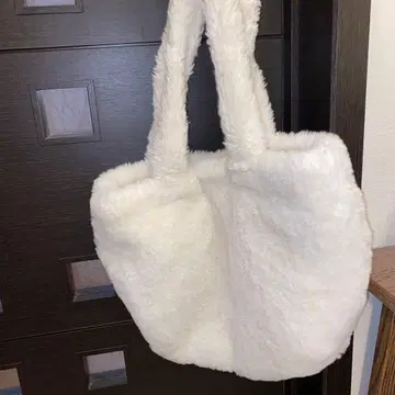 화이트 퍼 토트백