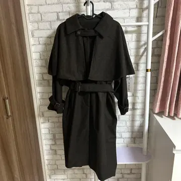 다크 브라운 케이프 스타일 롱 코트