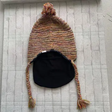phenix 폼폼 포함 멀티 컬러 니트 모자