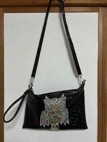 올빼미 장식의 블랙 숄더백