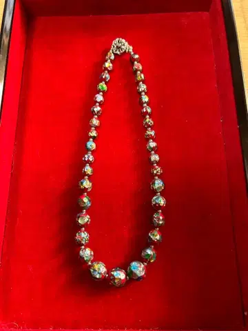 다색 유리 비즈 목걸이