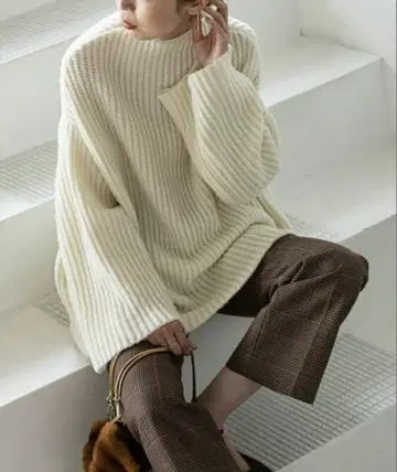 [ NOBLE ] 브러쉬 편애 와이드 보트넥 풀오버 (화이트)