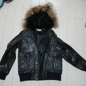 퍼 달린 블랙 가죽 아우터