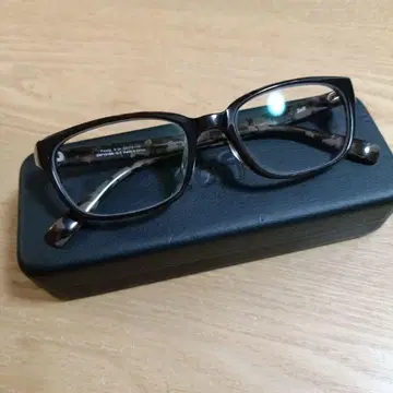 Zoff 브라운 타원형 안경 케이스 포함
