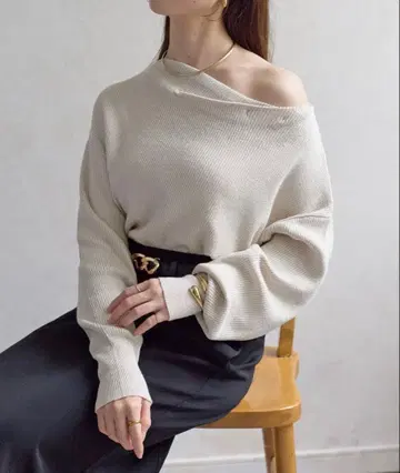 제본 보트넥 라메 드레이프 니트 아이보리