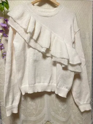 비대칭 프릴 화이트 니트 스웨터
