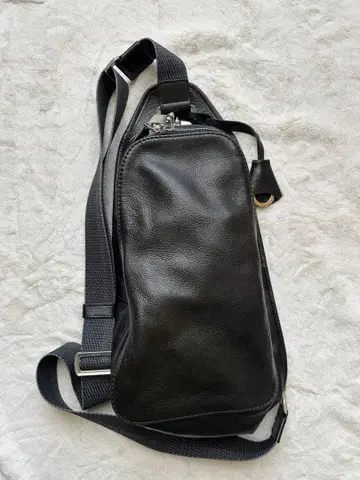 아니아리 바디백 앤티크 가죽 네이비