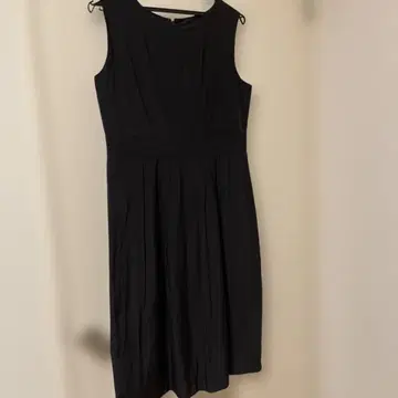 LAUTREAMONT 블랙 컬러 슬리브리스 원피스