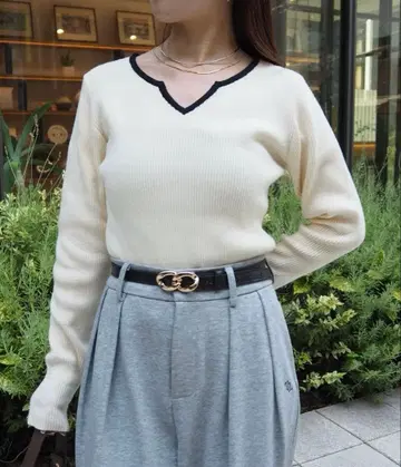 Theven 바이컬러 V넥 니트 아이보리