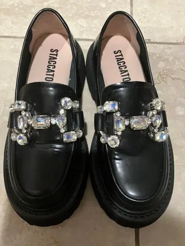 STACCATO 비쥬 장식 블랙 로퍼