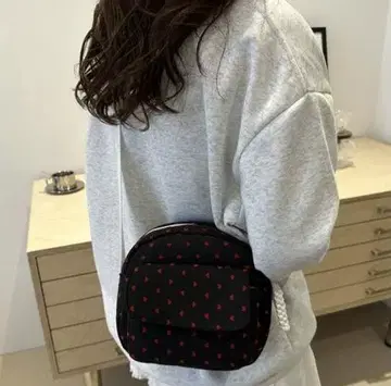 하트 무늬 숄더백 블랙
