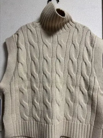 아이보리 케이블 짜임 터틀넥 니트