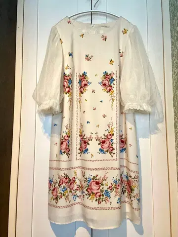 로즈 티아라 42 꽃무늬 자수 화이트 무릎 기장 원피스 7부 소매 하자품