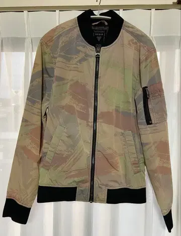 GUESS 카모 패턴 자켓