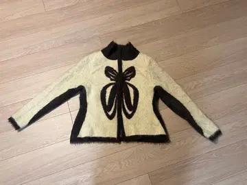 아이보리와 블랙 나비 모티브 니트