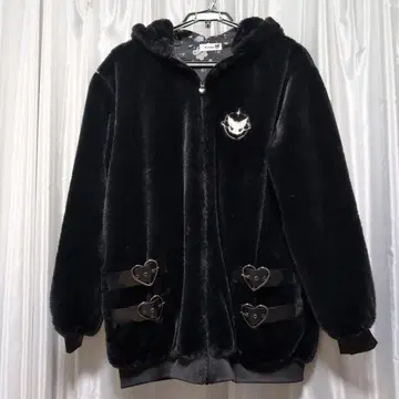 쿠로미 후드 부착 블랙 점퍼 하트 버클 부착
