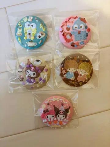 산리오 자수 캔뱃지 5개 세트 (시크릿 포함)