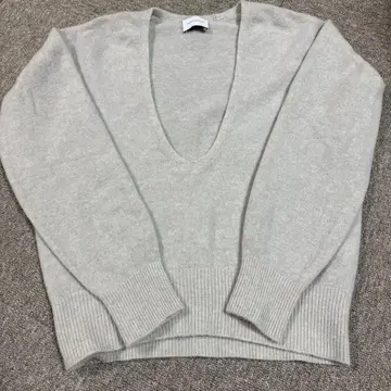 딥 V넥 풀오버 니트