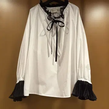 유나이티드 애로우즈 옷깃과 소매 레이스 블라우스