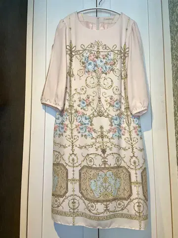 로즈 티아라 42 꽃무늬 벌룬 슬리브 무릎 기장 원피스