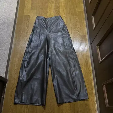 초레어 새상품 캘런솔로지 인조 가죽 와이드 팬츠