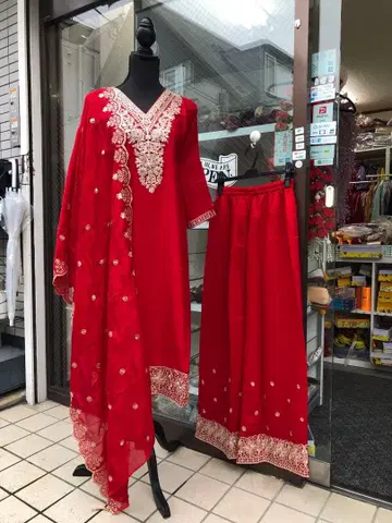전통적인 금 자수가 놓인 빨간색 쿠르타, 팬츠, 숄 (3점 세트)