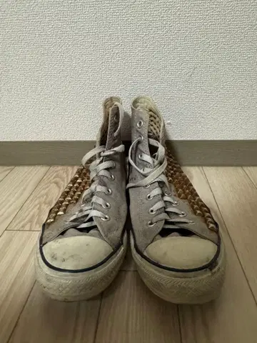 스터드 장식 그레이 컨버스 스니커즈