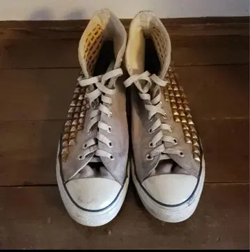 스터드 장식 그레이 컨버스 스니커즈