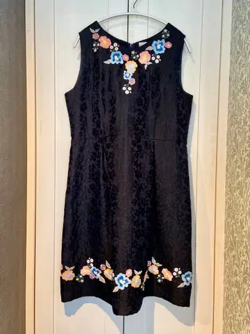 로즈 티아라 42 다크 네이비 자카드 꽃무늬 자수 무릎 기장 원피스