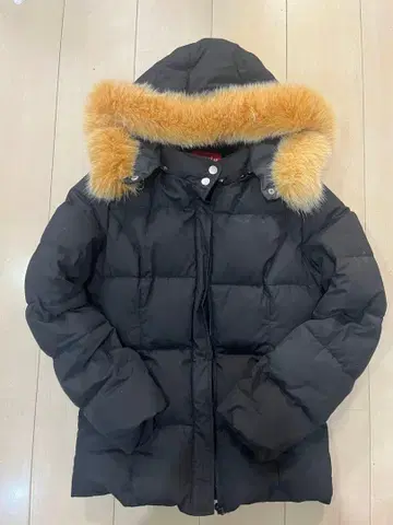 퍼 달린 블랙 다운 자켓 미들 기장