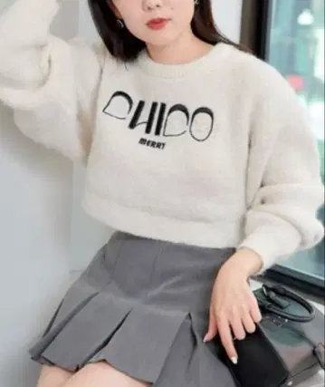 CHICO 멜리 로고 크롭 스웨터